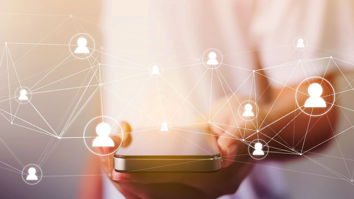 TOOP Connectathon, @iStock.com/marchmeena hand holding a smartphone