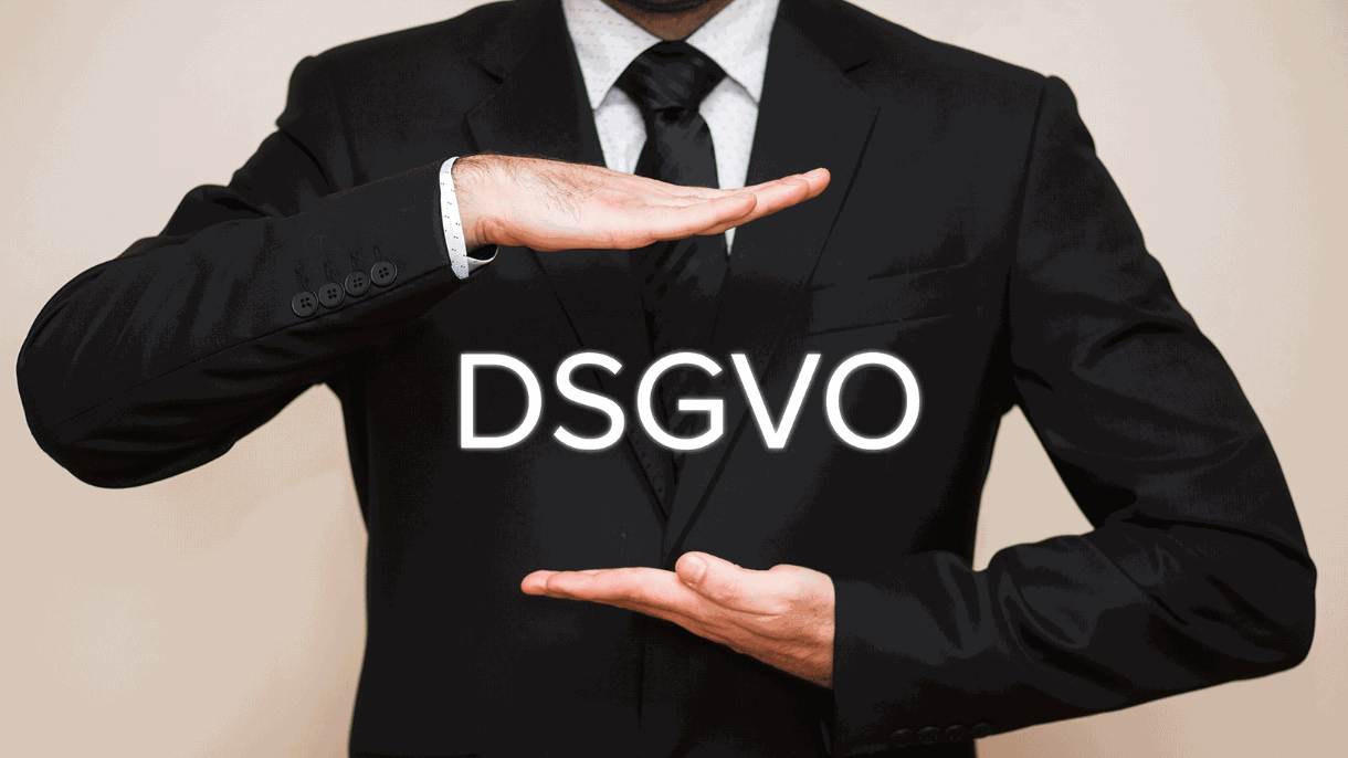Männlicher Torso im Anzug mit dem Schriftzug "DSGVO"