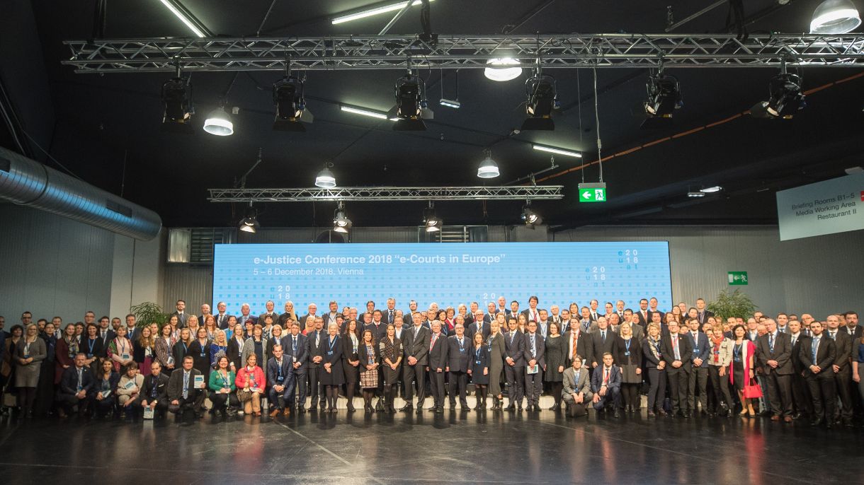 Veranstaltung mit mehr als 100 Personen, in der Mitte ein riesiger blauer Screen