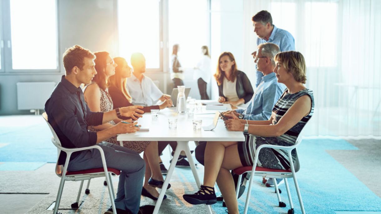 Mitarbeiterinnen und Mitarbeiter des BRZ sitzen am Besprechungstisch