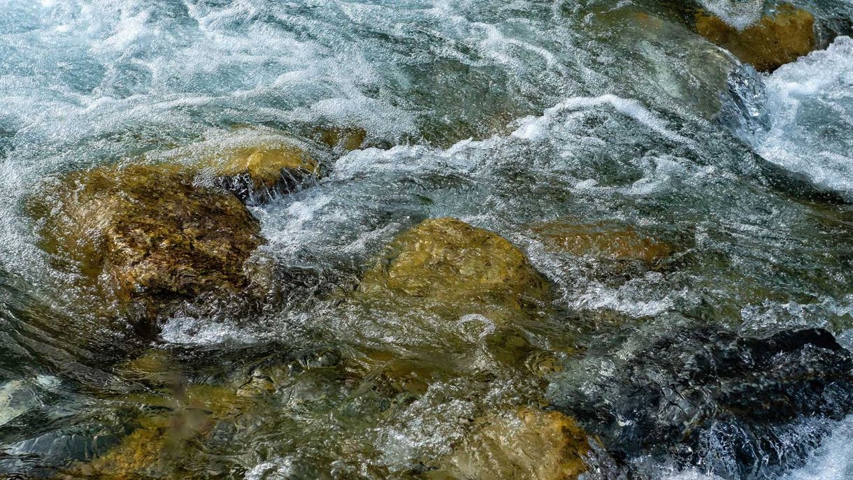 Fluss mit Steinen