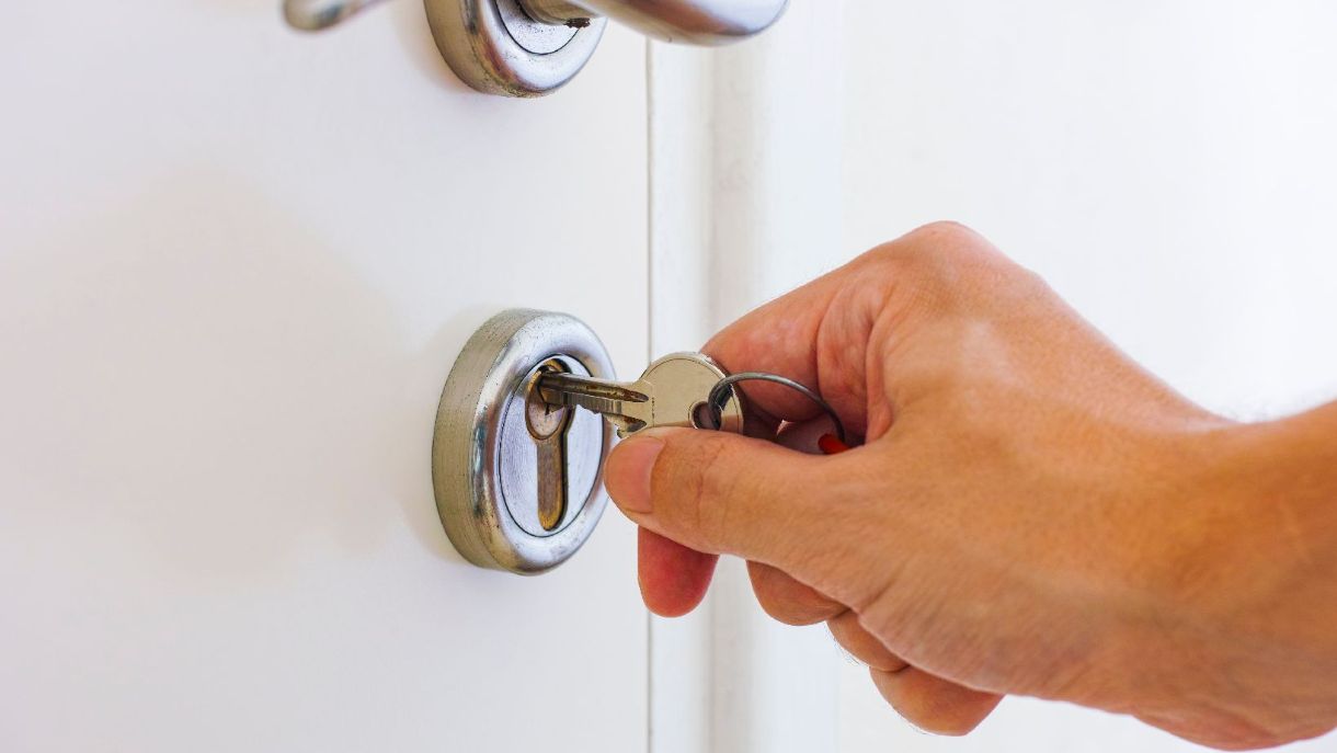 Security, @iStock.com/ekaterina79 Tür mit Schloss