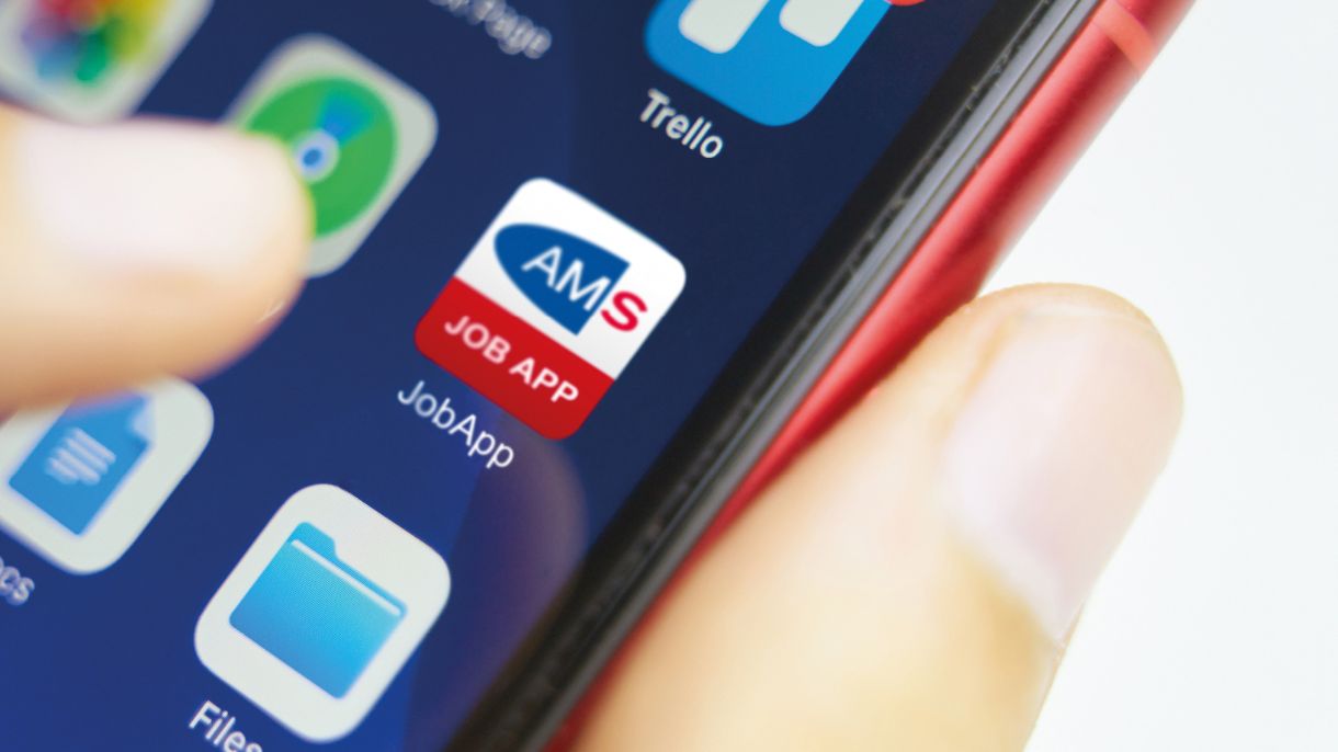 Close-up von einem Handy das die AMS-App "Alle Jobs" zeigt