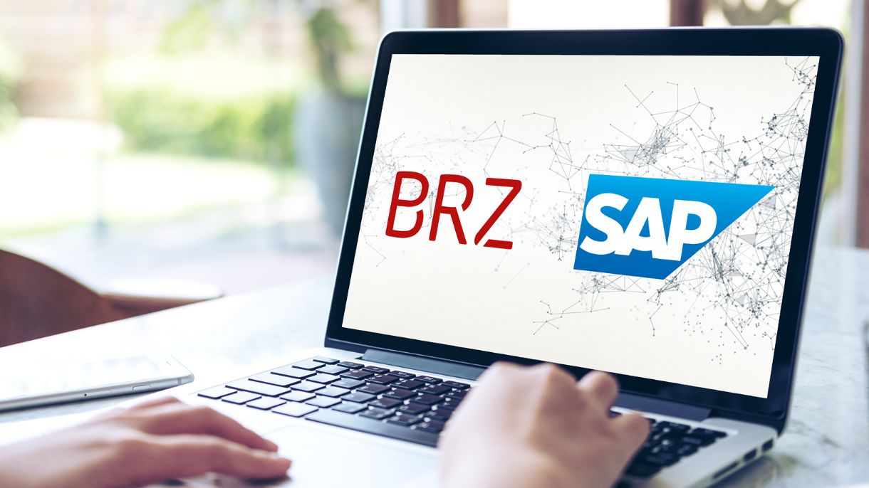 Ein Laptop zeigt das Logo des BRZ und von SAP.