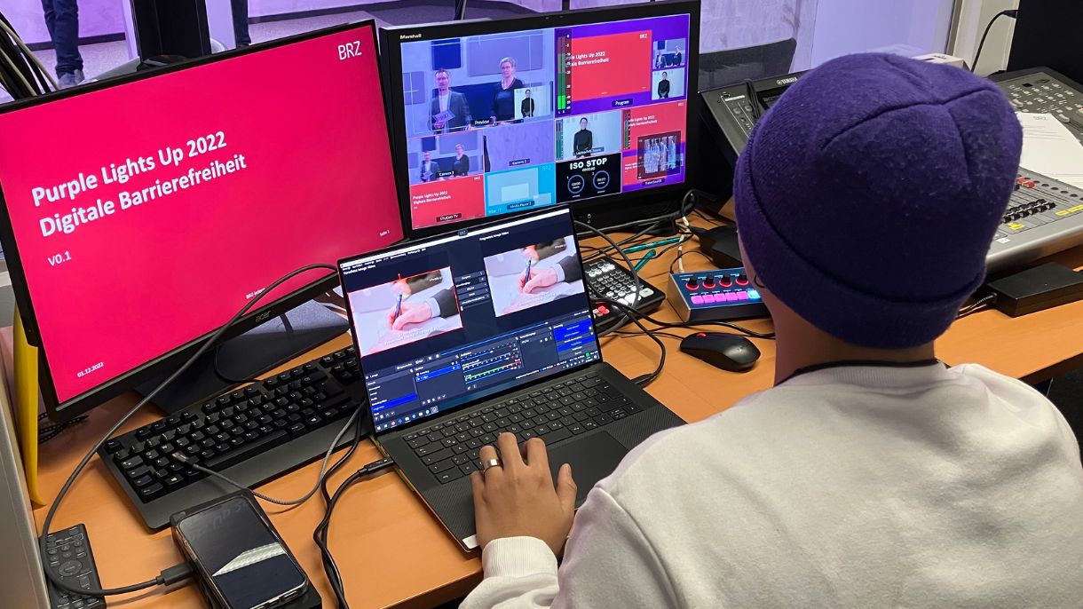 Behind the Scenes: BRZ Studio, @BRZ/Claudia Lienhart BRZ Kollege in der Regie im BRZ Studio