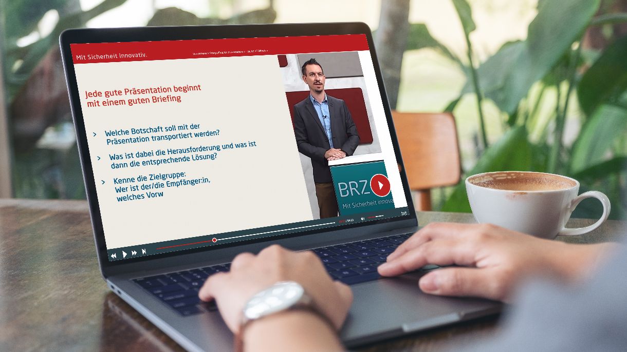 Person macht ein E-Learning am Laptop