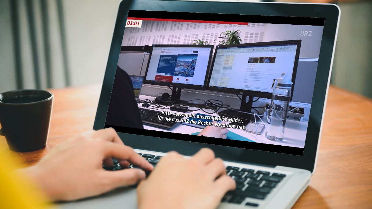 Person schaut E-Learning auf dem Laptop an