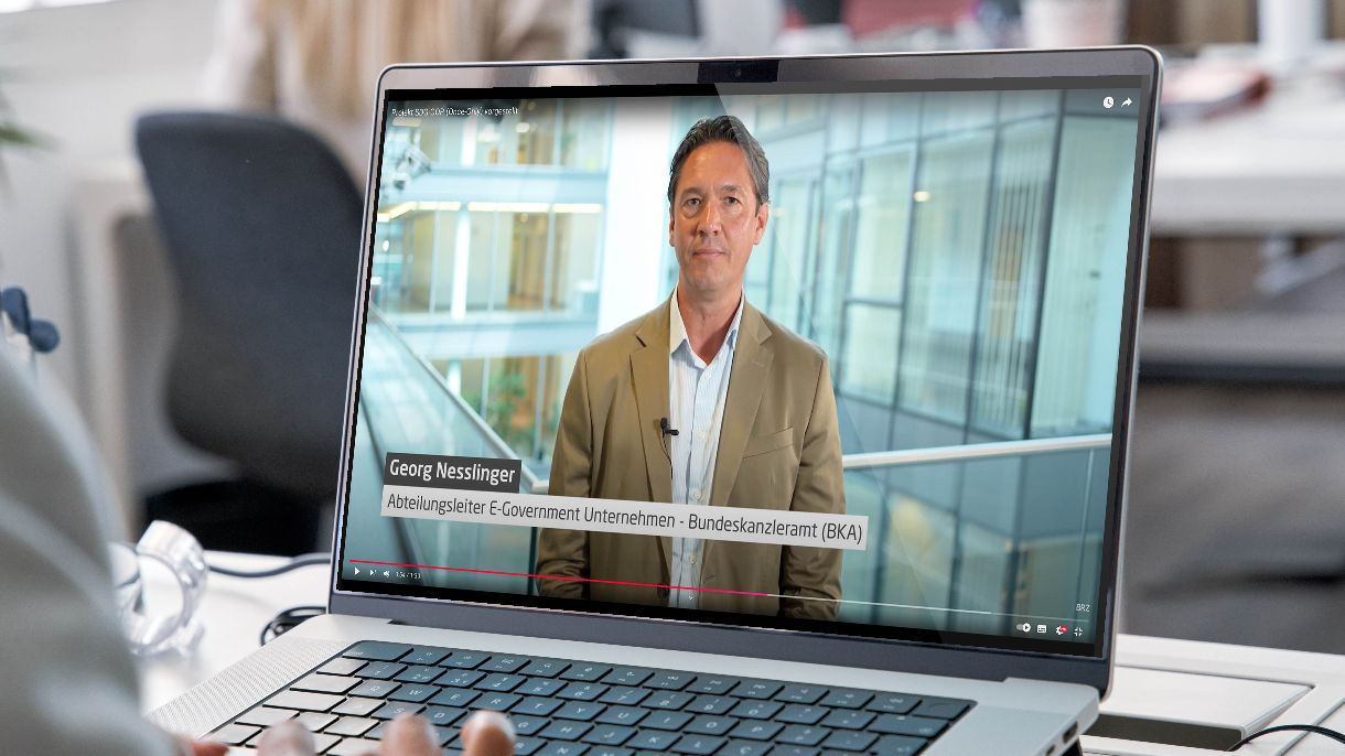Laptop spielt ein Video über "Once Only" ab