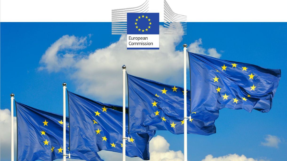 EU-Flaggen vor weißen Wolken