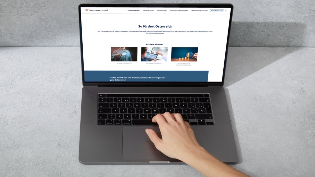 Ein Laptop, in der die Startseite des Transparenzportals angezeigt wird