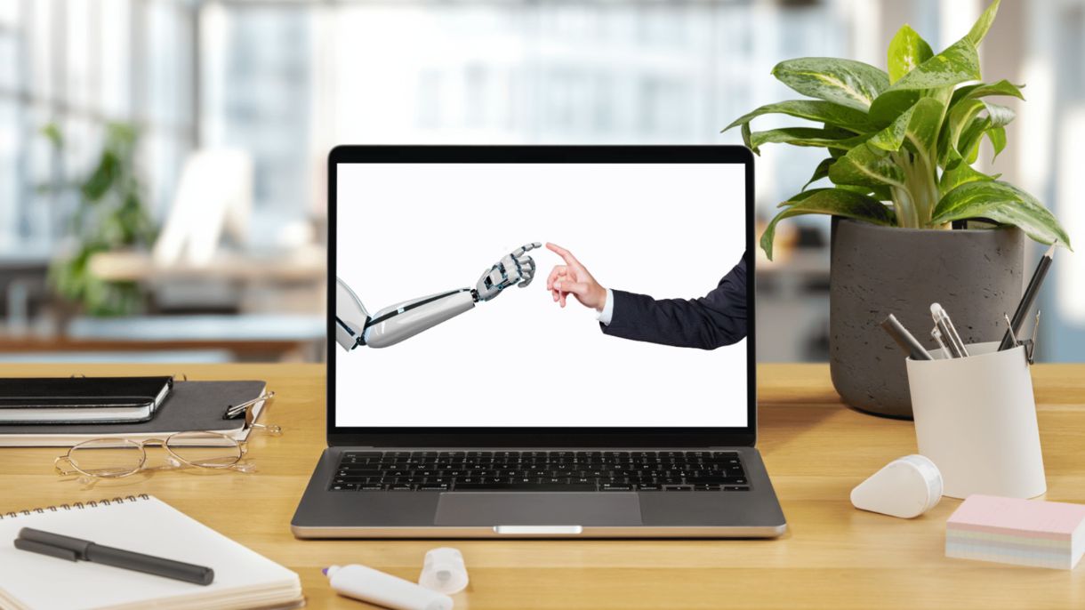 Ein Laptop am Schreibtisch