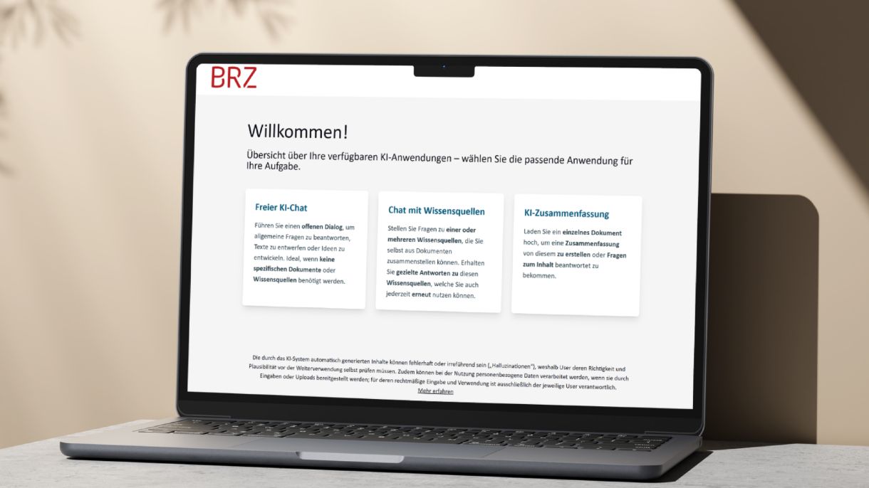 Laptop mit BRZ KI-Portal am Bildschirm
