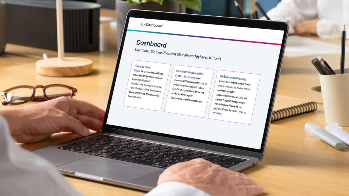 Laptop mit KI-Portal