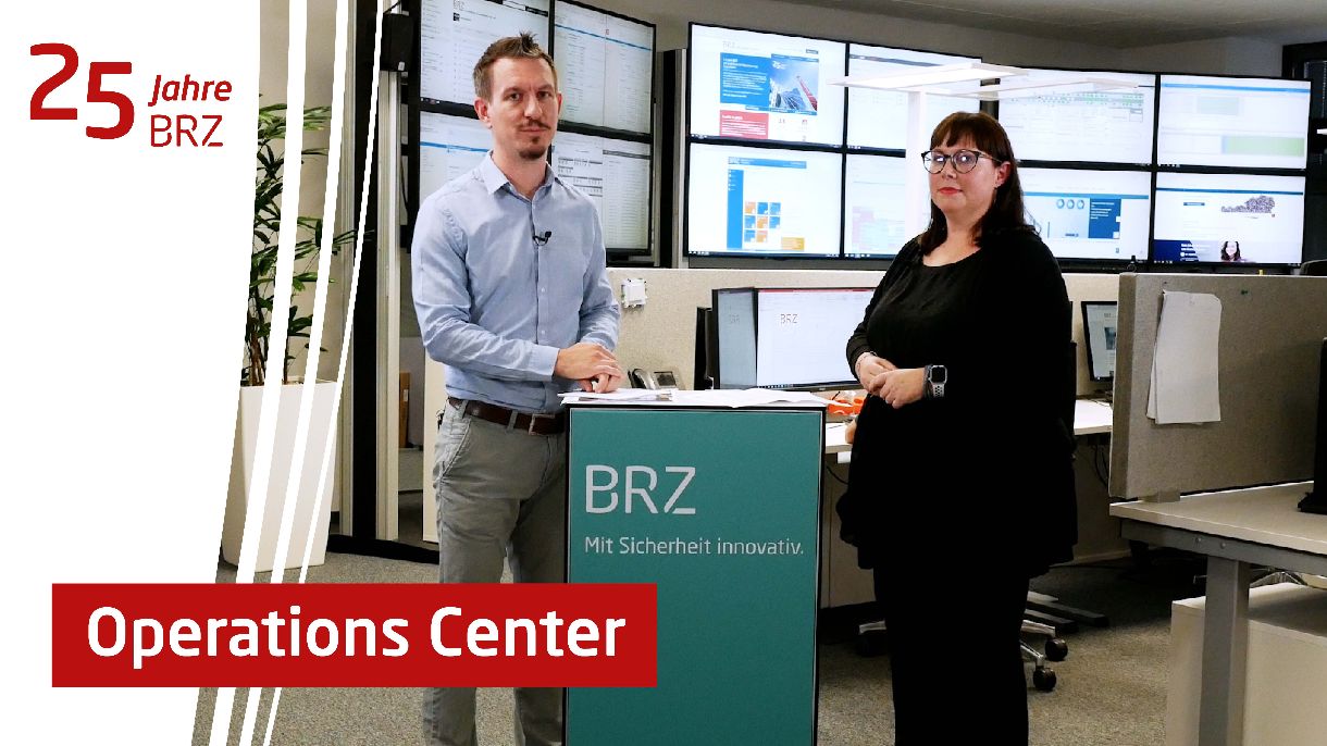 Julian Unger und Michaela Liebhart stehen im Operations Center