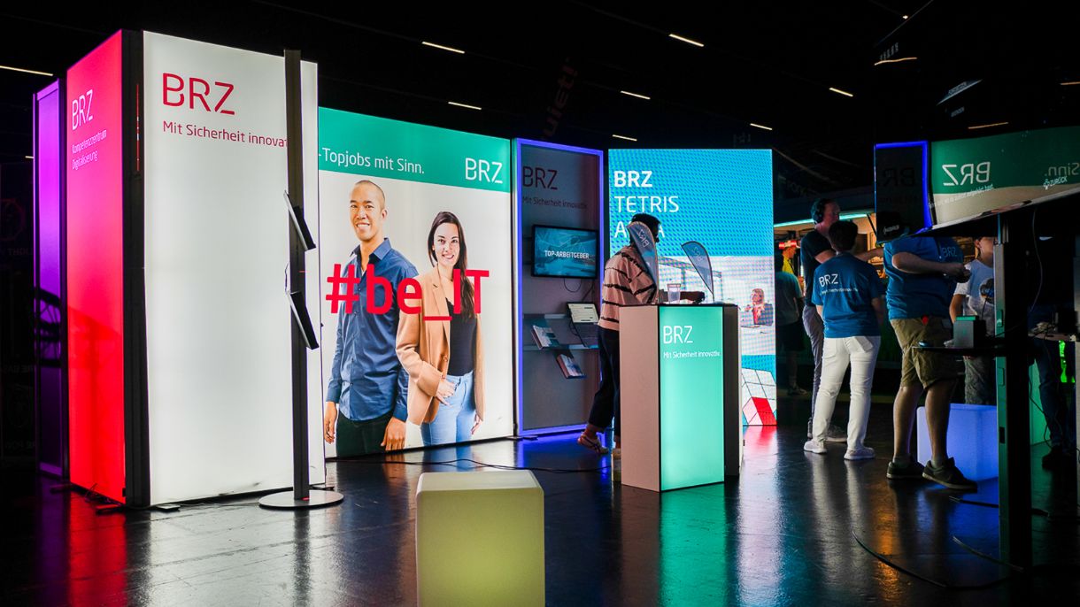 BRZ-Messestand mit LED ausgeleuchtet in der dunklen Veranstaltungshalle der LEVEL UP