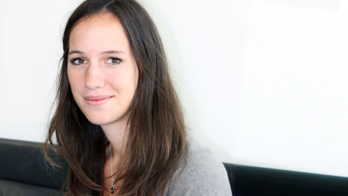 Protrait einer jungen Damen mit langen dunklen Haaren