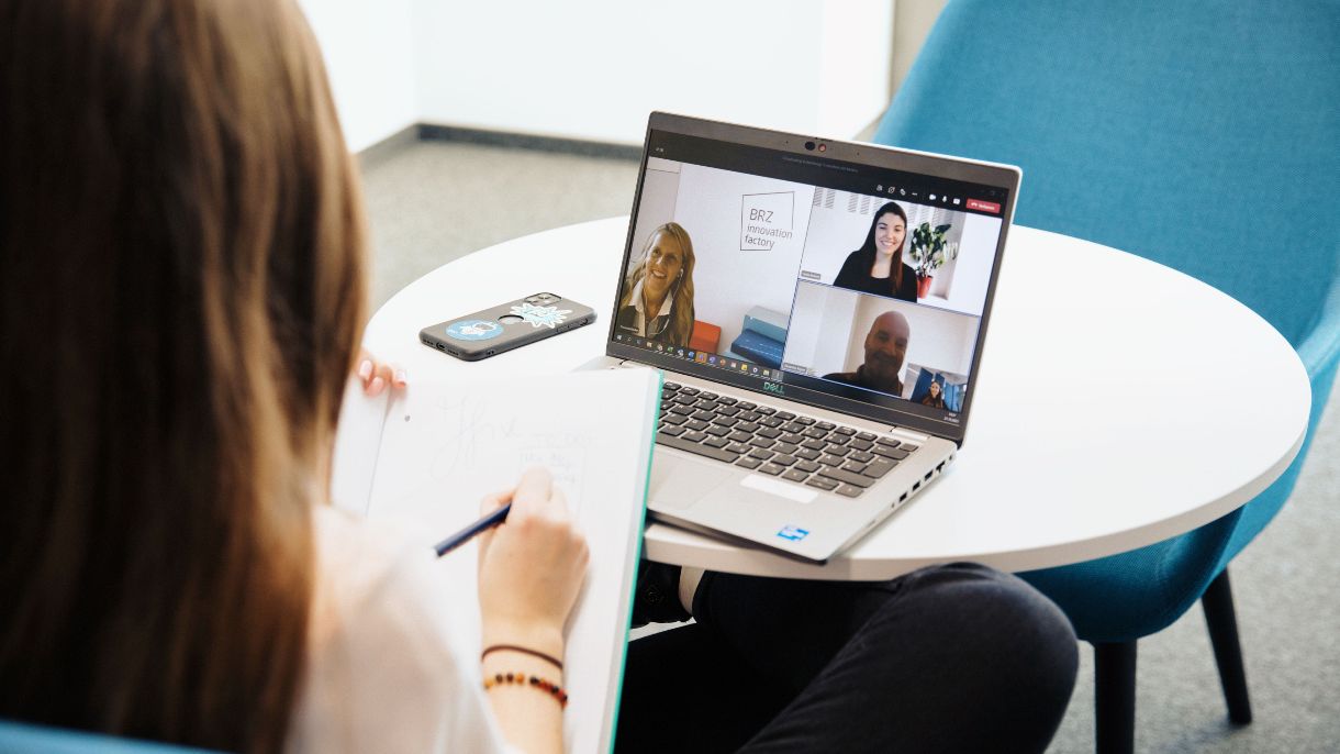 Videocall zwischen BRZ Kolleginnen und Kollegen