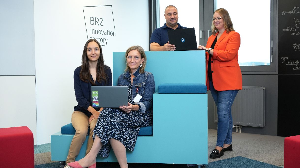 BRZ Kolleginnen und Kollegen arbeiten gemeinsam an Laptops