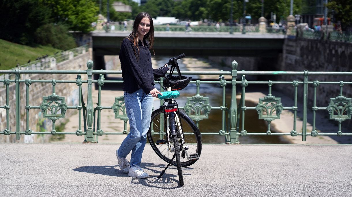 junge BRZ-Kollegin mit BRZ-Fahrrad