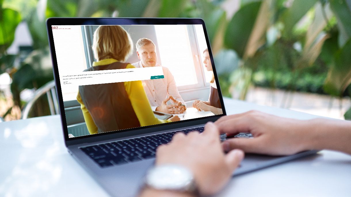 Person sitzt am Computer auf dem das Recruiting-Spiel zu sehen ist
