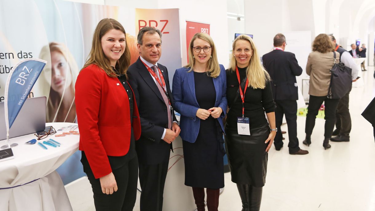 BM Margarete Schramböck besucht den BRZ-Stand beim IKT Konvent 2020
