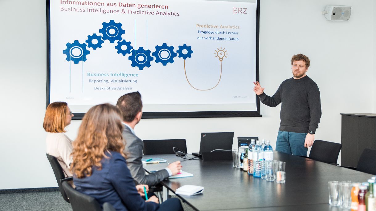 BRZ Kolleginnen und Kollege während einer Präsentation