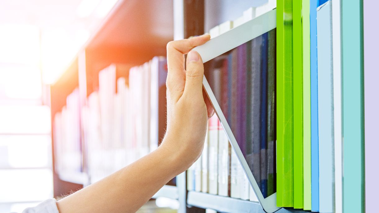 Bücherwand mit iPad