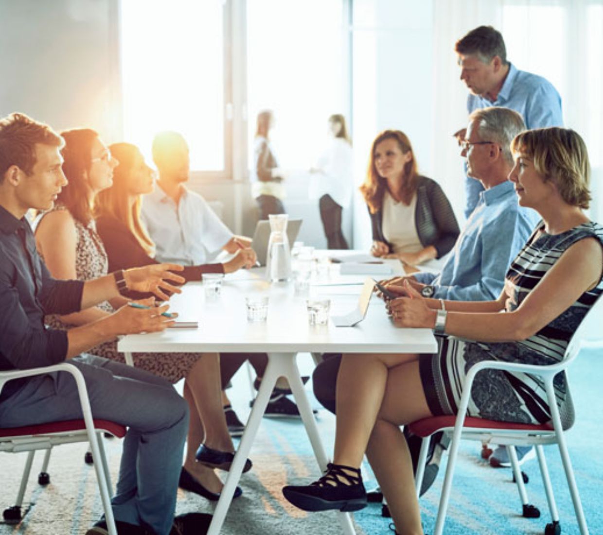 Mitarbeiterinnen und Mitarbeiter des BRZ sitzen am Besprechungstisch