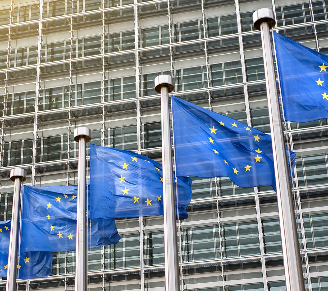 Europäische Flaggen vor dem Berlaymont Gebäude