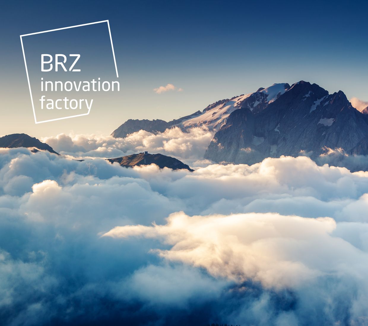 Berglandschaft mit Logo der BRZ Innovation Factory