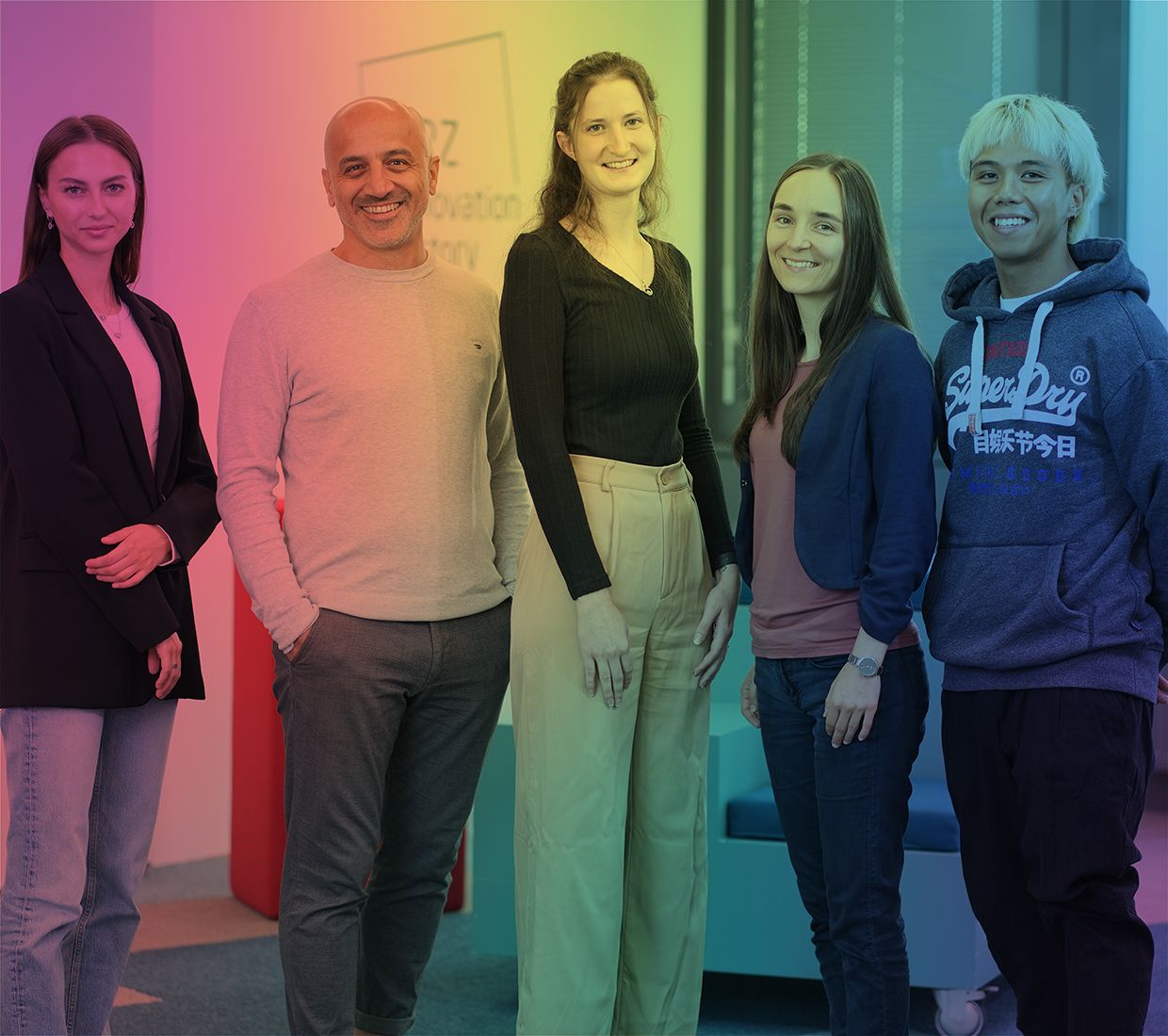 BRZ-Mitarbeiter:innen mit verschiedenen Altergruppen und Hintergründen - Bild ist in Pride-Farben gefärbt