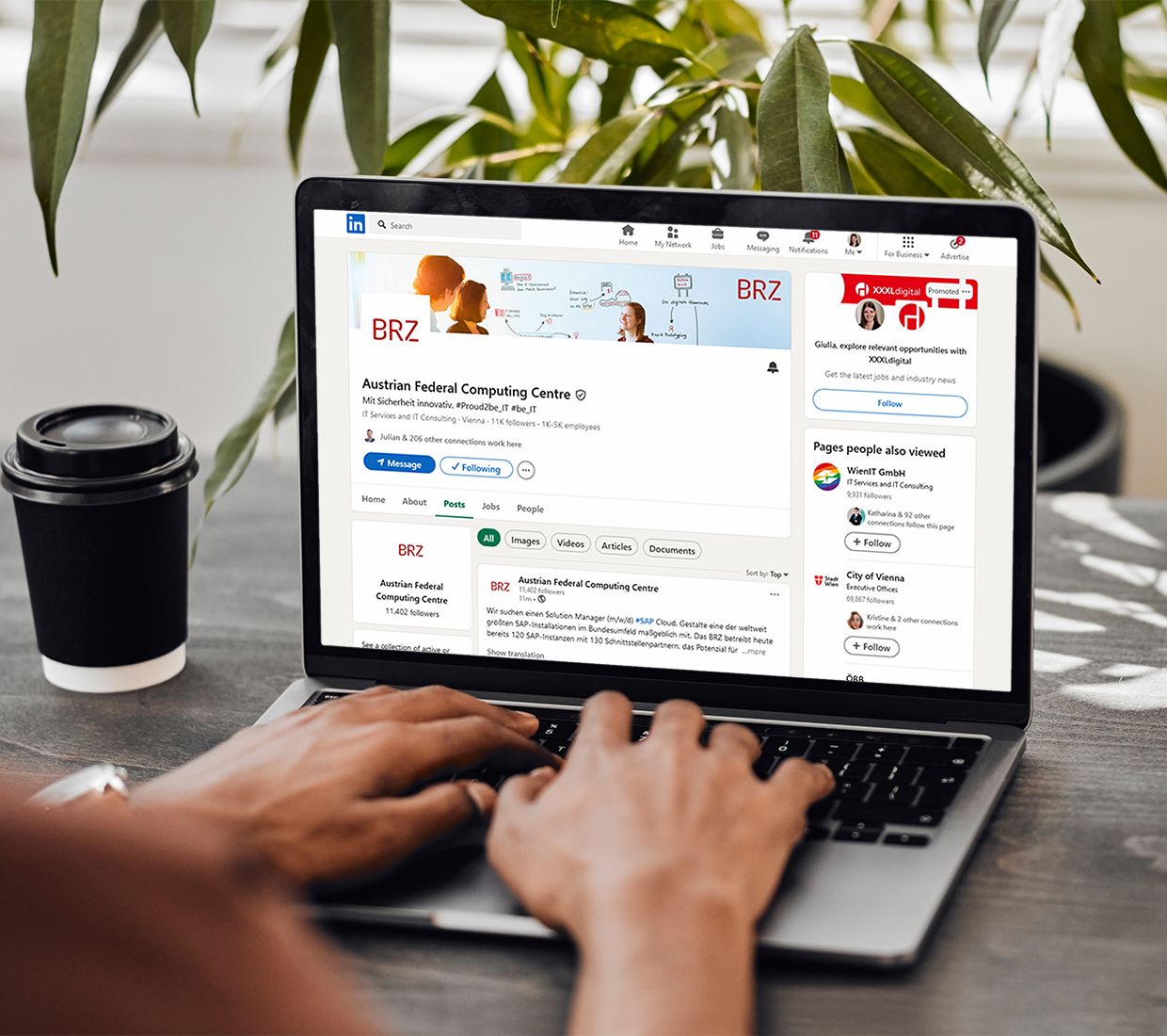 Person hat die BRZ-LinkedIn-Seite auf ihrem Laptop offen