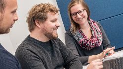 Moderne Arbeitsumgebung in der Menschen miteinander arbeiten