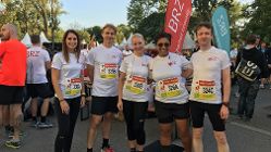 BRZ Laufteam mit drei Damen und zwei Herren in weißen BRZ-Laufshirts