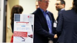 Info Flyer steht auf einem Tisch