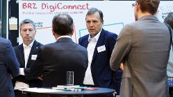 Menschen sprechen miteinander vor einer Pinwand