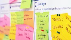 Wand mit bunten Postits