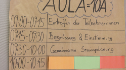 Bunt gestaltetes Flipchart mit Programmhinweisen