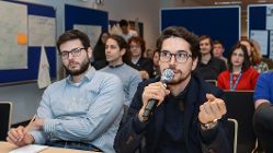 SHack Vienna 2019, Mann mit Mikrofon stellt eine Frage