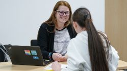 Zwei Frauen sitzen an einem Tisch