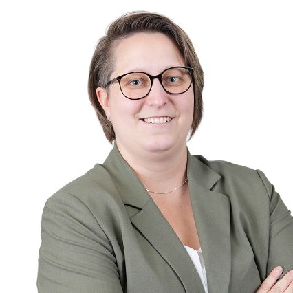 Frau mit Brille und grünem Blazer