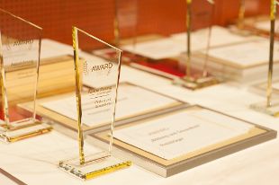 Nahaufnahme der gläsernen eAwards