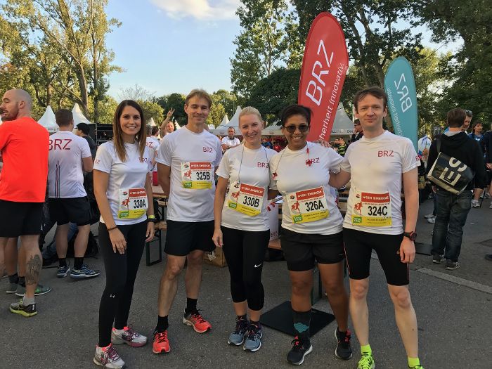BRZ Laufteam mit drei Damen und zwei Herren in weißen BRZ-Laufshirts