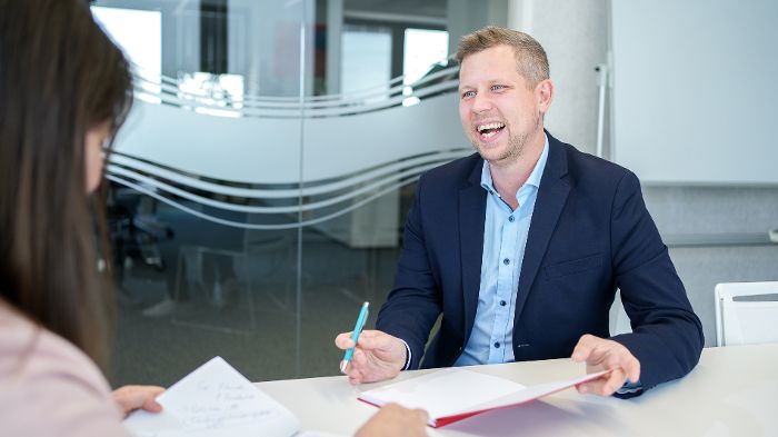 Anton Komendera lacht im Interview