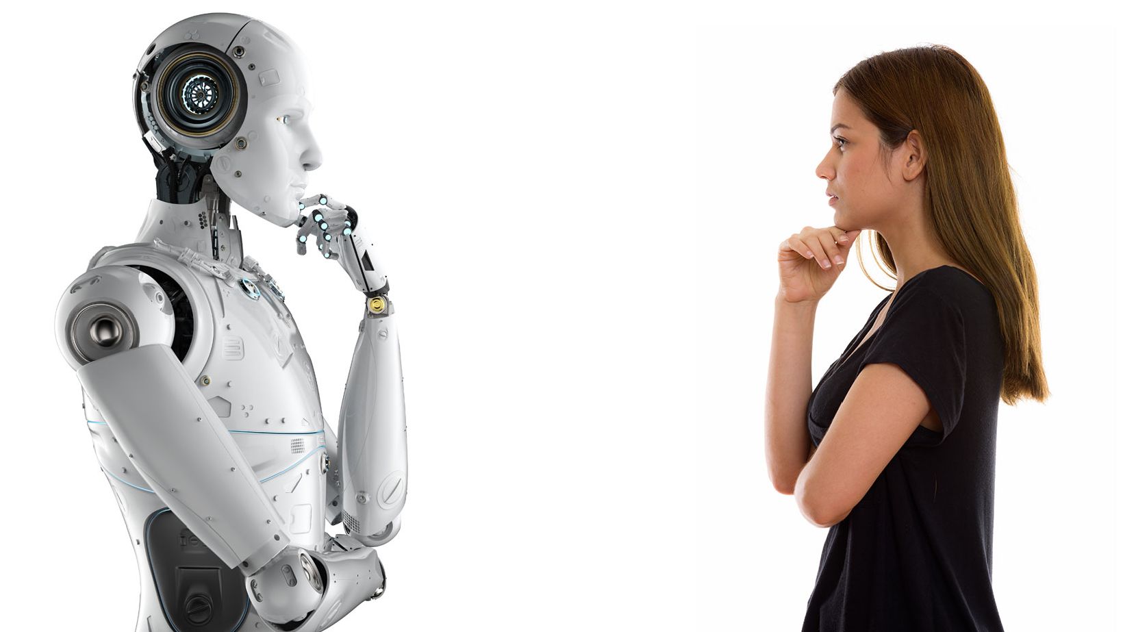Ein Roboter steht einer Frau gegenüber.