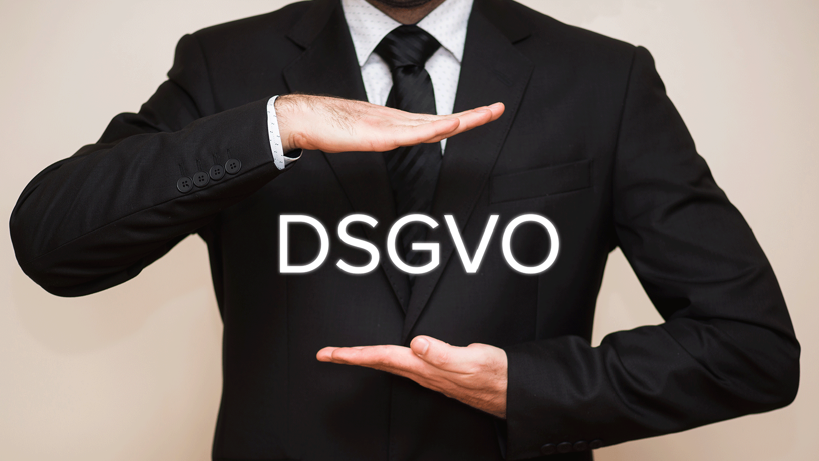 Männlicher Torso im Anzug mit dem Schriftzug "DSGVO"