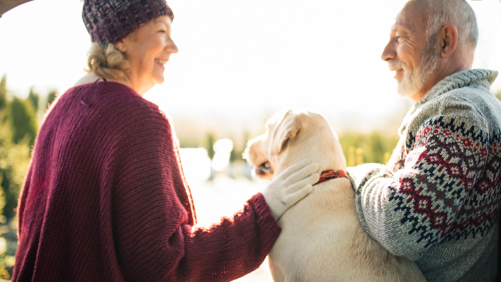 Älteres Pärchen mit Hund