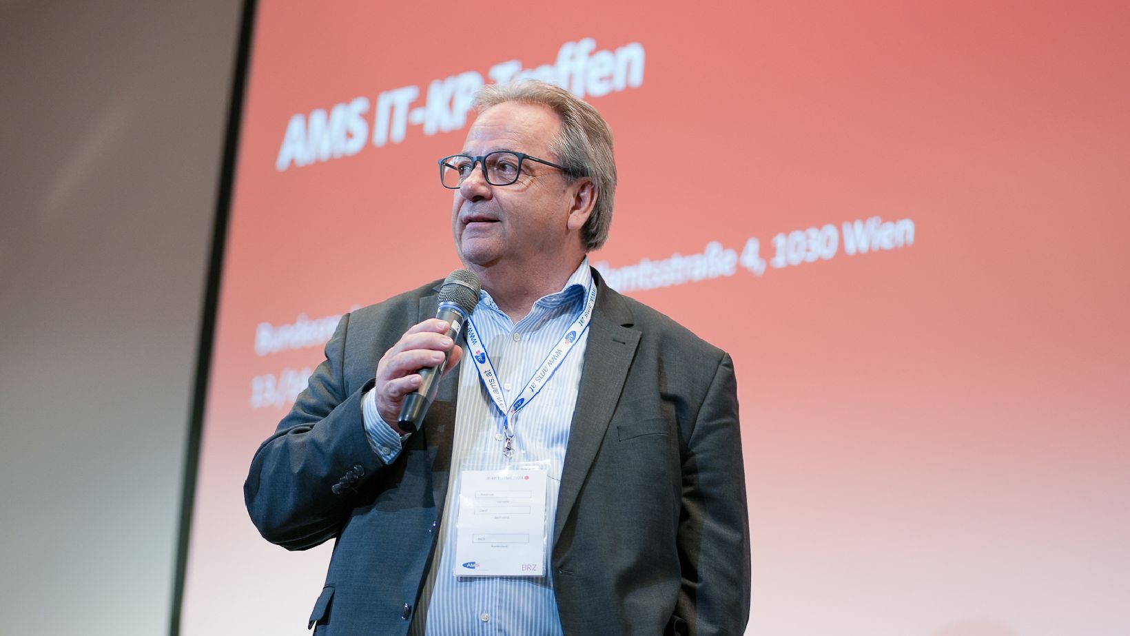 Andreas Liedl, @Rommelt Pineda, Sophie Votzi Andreas Liedl, CIO des AMS, mit Mikrofon vor Publikum