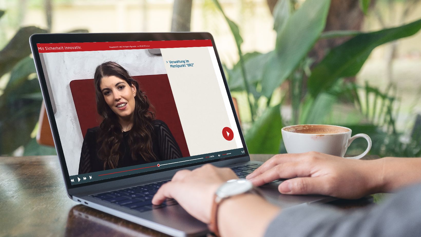 Person macht ein E-Learning am Laptop