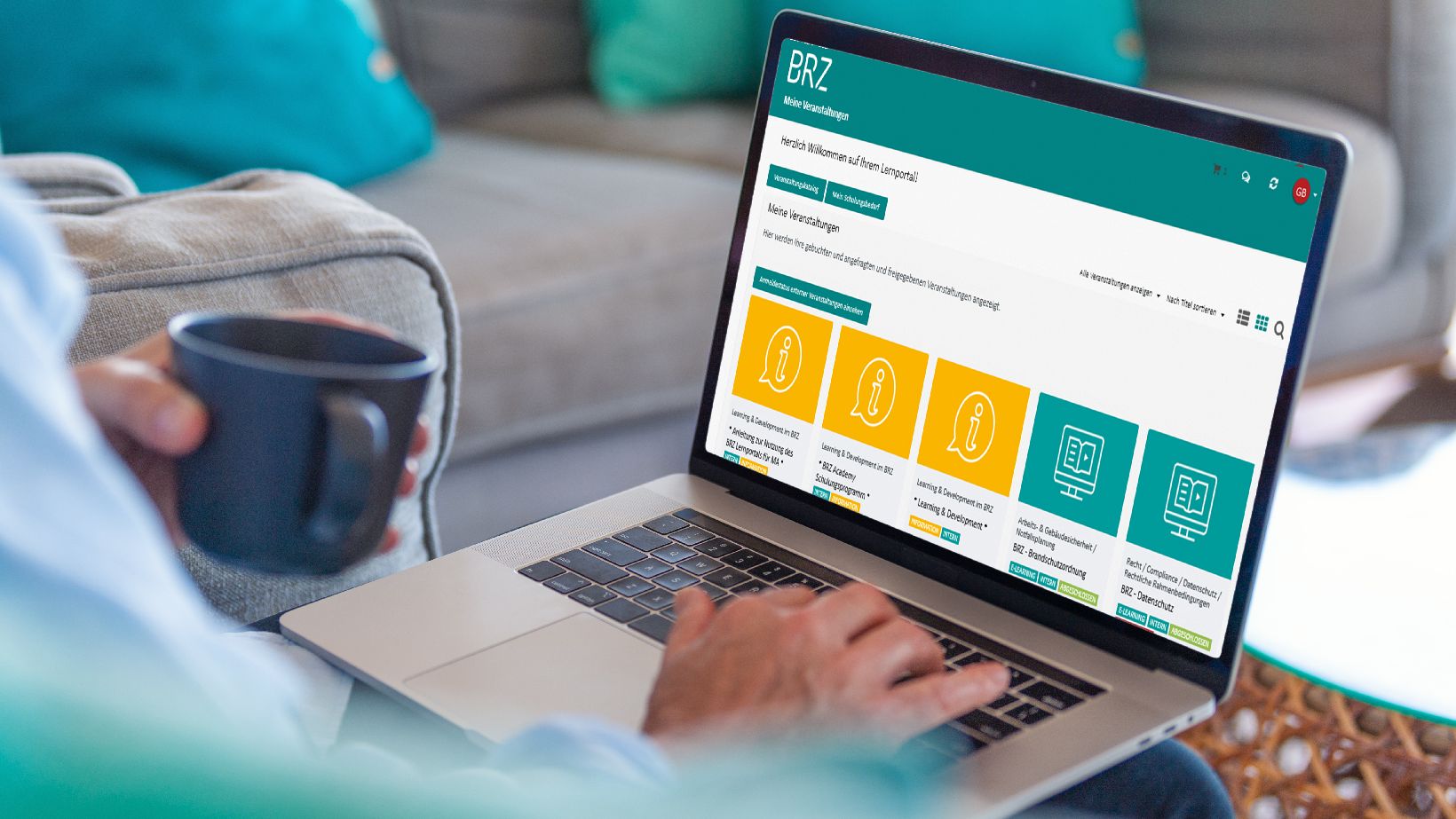 Eine Person benutzt die E-Learning Plattform des BRZ am Laptop